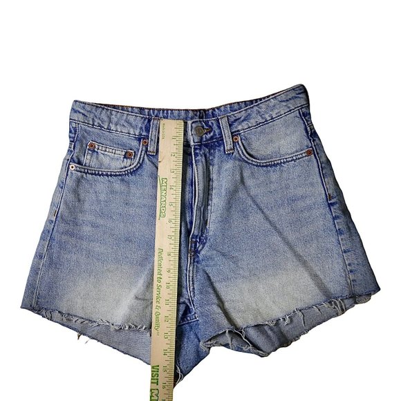 Weekday Brand Denim Row Jean Shorts In Spring Blue Raw Hem SZ 40 US 8 High Rise - Picture 4 of 12